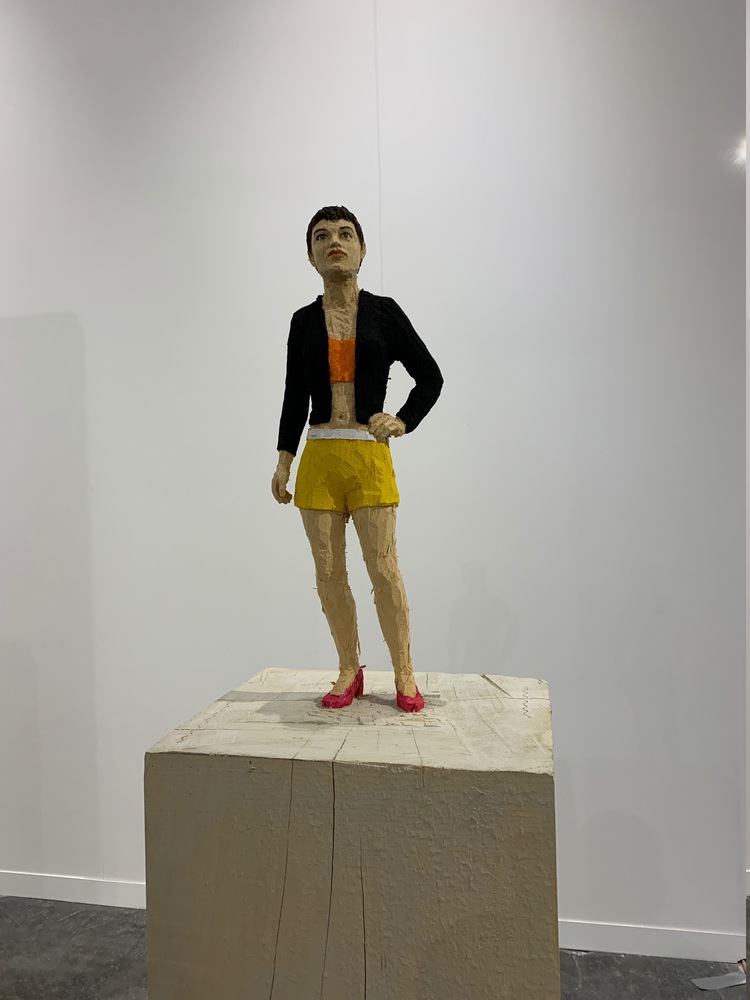 Stephan  Balkenhol - Frau mit gelben Shorts, 2019